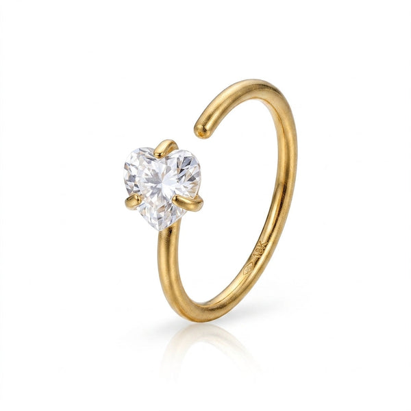 Piercing narine anneau ouvert dore zircon taille coeur serti griffes — fond blanc