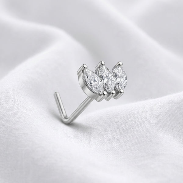 Clou en L argente couronne zircon marquise — pose sur tissu blanc