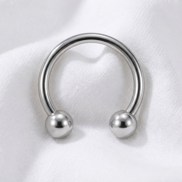 Fer a cheval septum argente 2 boules lisses — macro pose tissu blanc