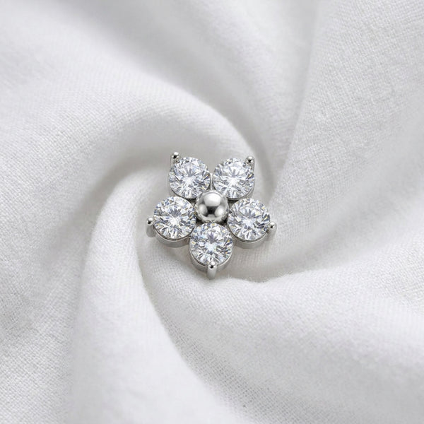 Tete fleur 4 petales zircons argentee — macro pose tissu blanc