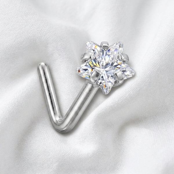 Clou en L argente etoile zircon marquise — pose sur tissu blanc