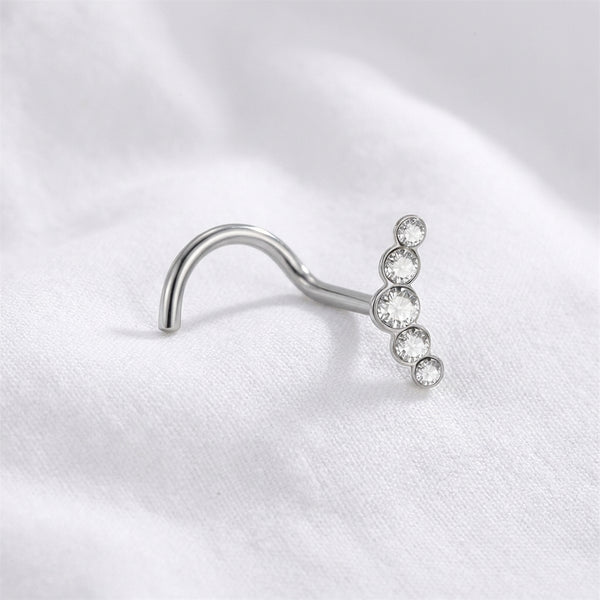 Vis de nez argentee barre 5 zircons bezel — posee sur tissu blanc