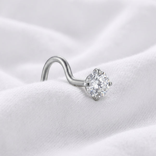 Vis nez argentee solitaire zircon brillant — posee sur tissu blanc