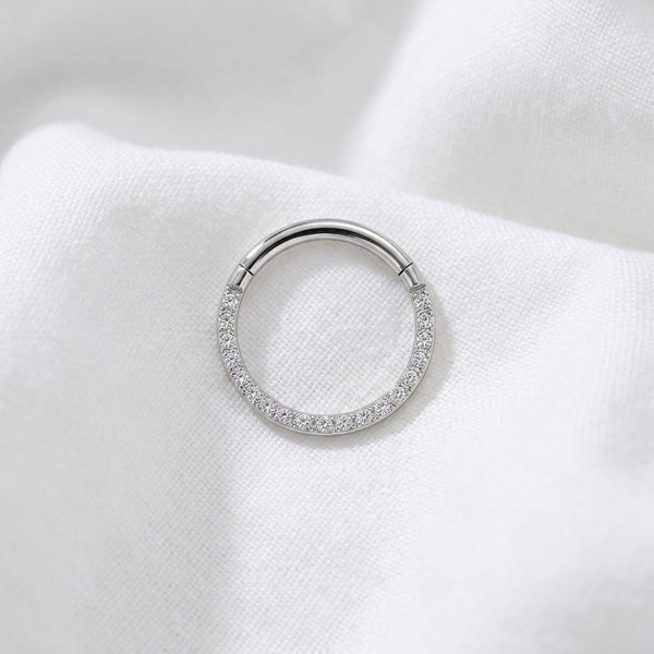 Anneau clicker argente demi-arc pave zircons blancs — pose tissu blanc