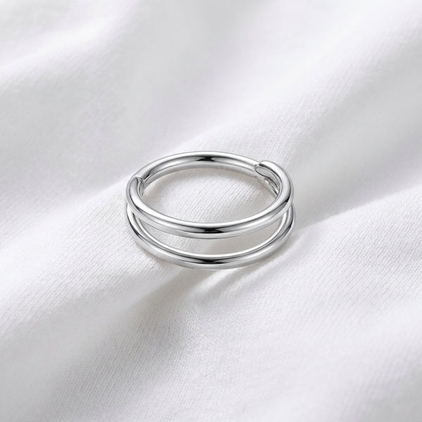 Anneau double clicker argente lisse minimaliste — pose tissu blanc