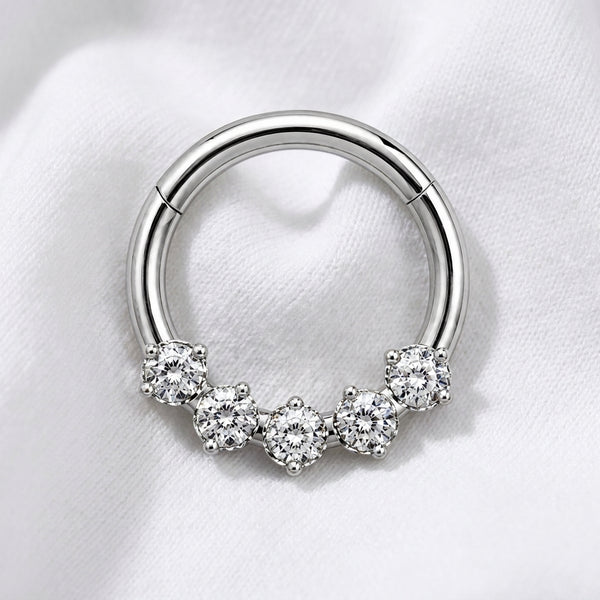 Anneau clicker argente 5 gros zircons solitaires arc — pose tissu blanc