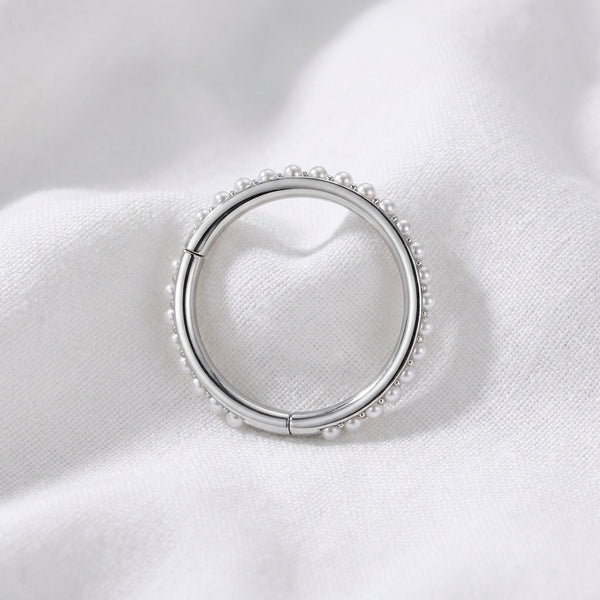 Anneau clicker argente micro-perles blanches contour — pose tissu blanc