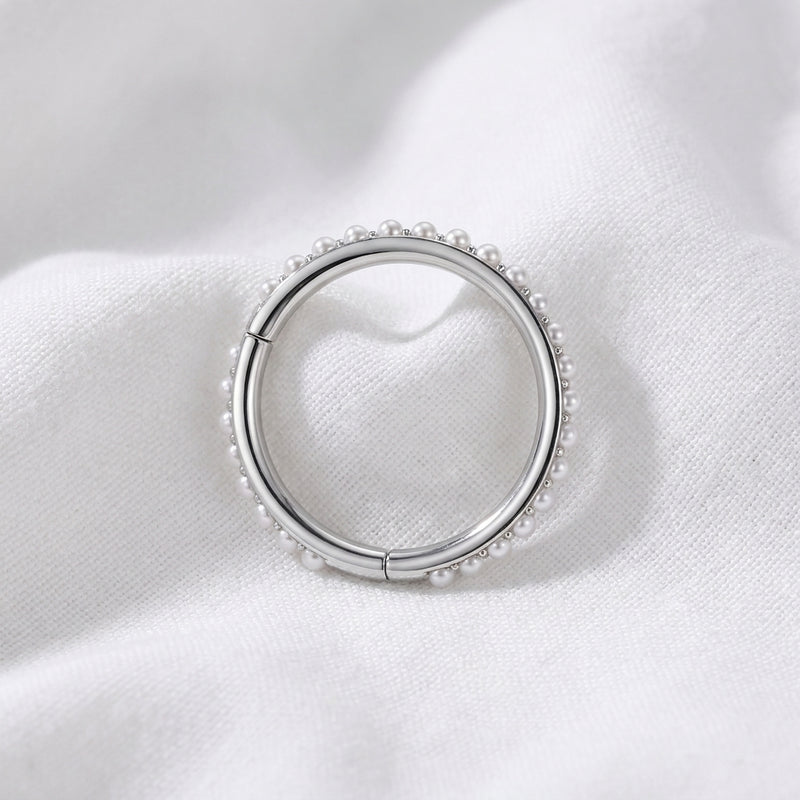 Anneau clicker argente micro-perles blanches contour — pose tissu blanc