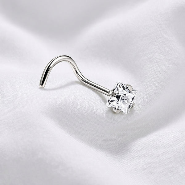 Clou en L argente zircon carre blanc griffes — macro pose tissu blanc