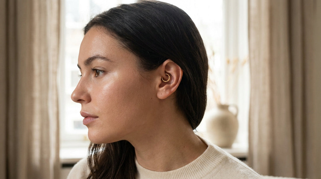 Femme de profil portant un piercing daith doré élégant au cœur de l'oreille