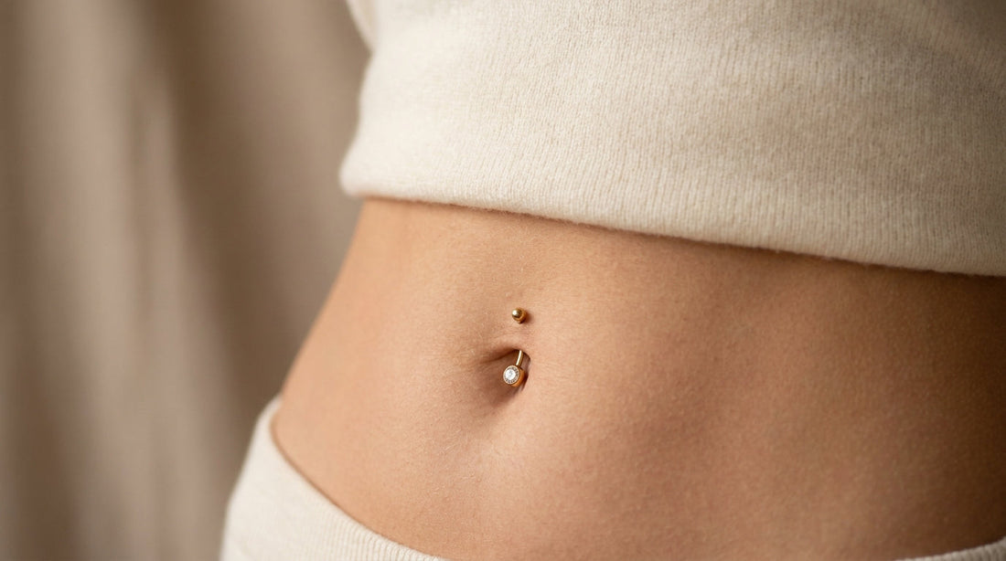 Piercing nombril doré avec zircon porté par une femme, bijou cicatrisé et élégant
