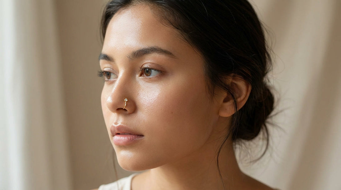 Femme portant un piercing nostril doré discret avec un zircon sur l'aile du nez