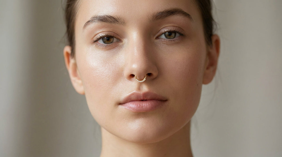 Femme de face portant un piercing septum doré serti de zircons