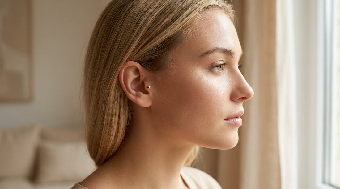 Femme de profil portant un piercing tragus doré élégant à l'entrée de l'oreille