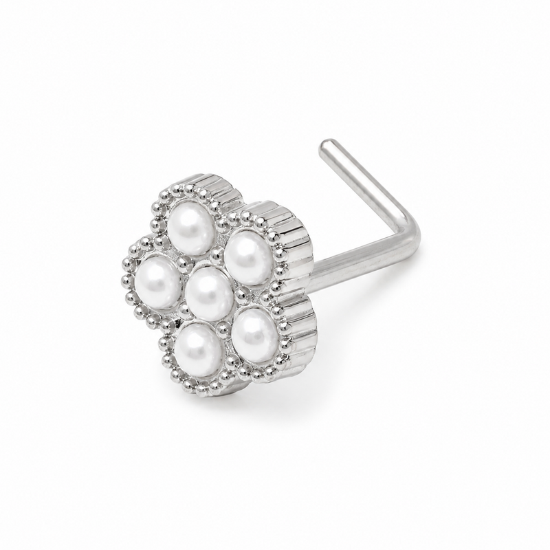 Clou en L argente fleur 6 micro-perles blanches monture milgrain — miniature fond blanc