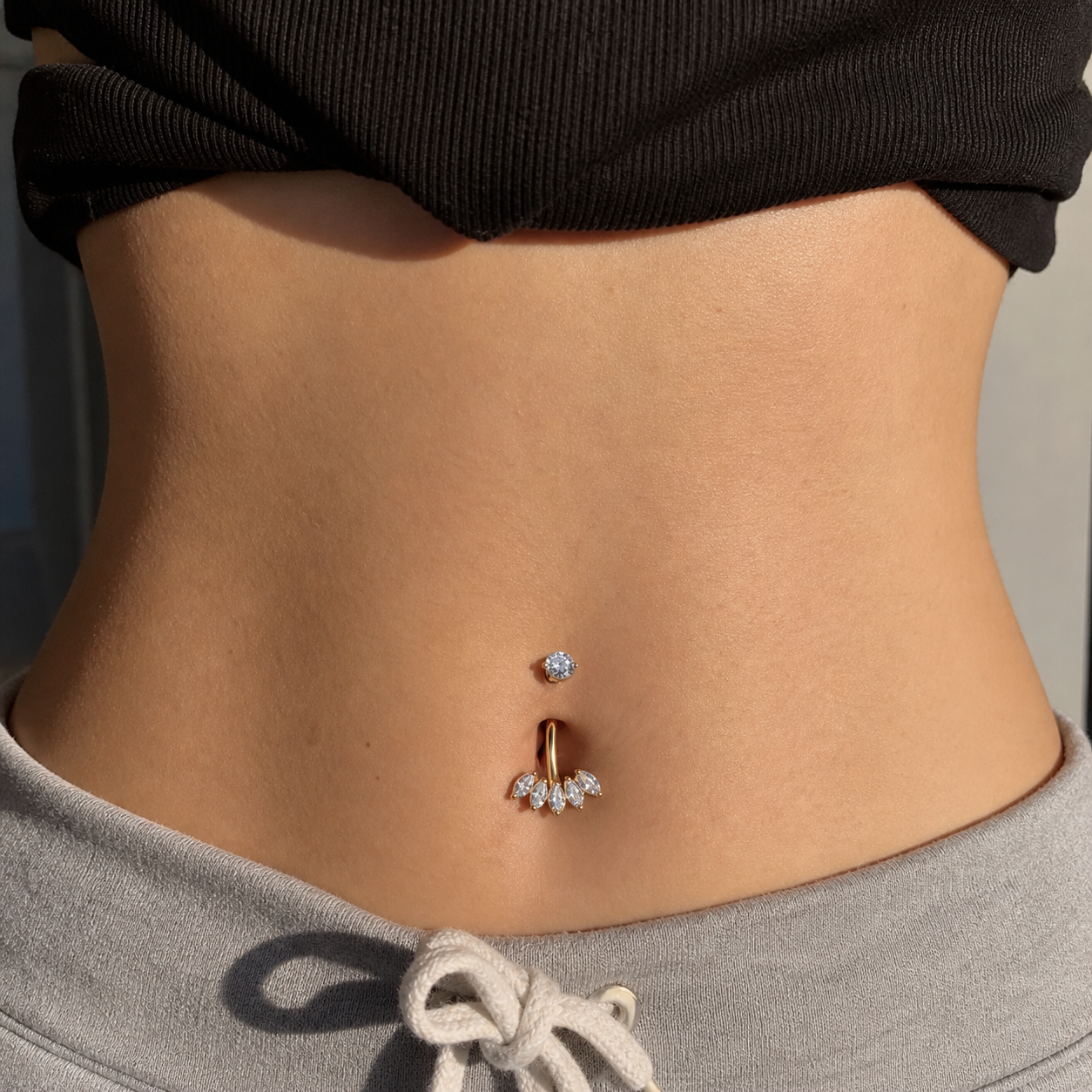 Piercing nombril couronne zircon marquise porté sur nombril