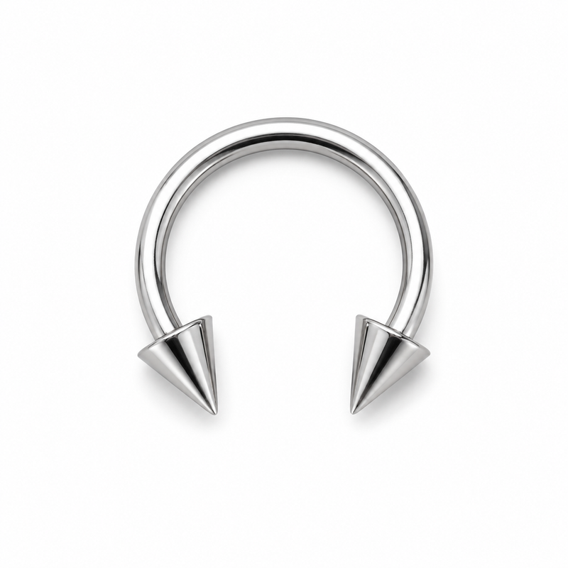 Fer a cheval argente 2 spikes coniques petits — miniature fond blanc