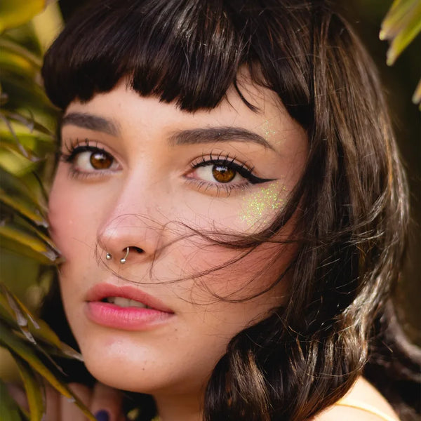 Fer a cheval septum argente porte au nez — portrait lifestyle femme brune exterieur