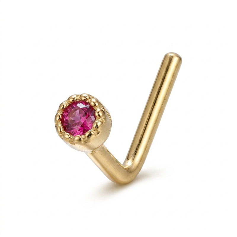 Clou en L dore zircon rouge rubis bezel milgrain — fond blanc