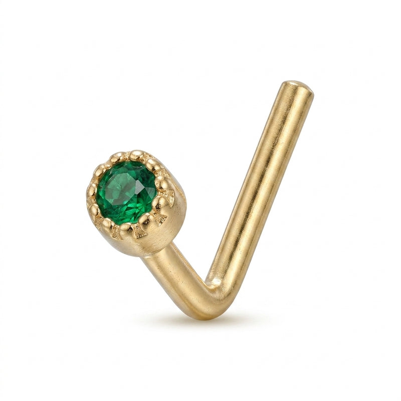 Clou en L dore zircon vert emeraude bezel milgrain — fond blanc variante