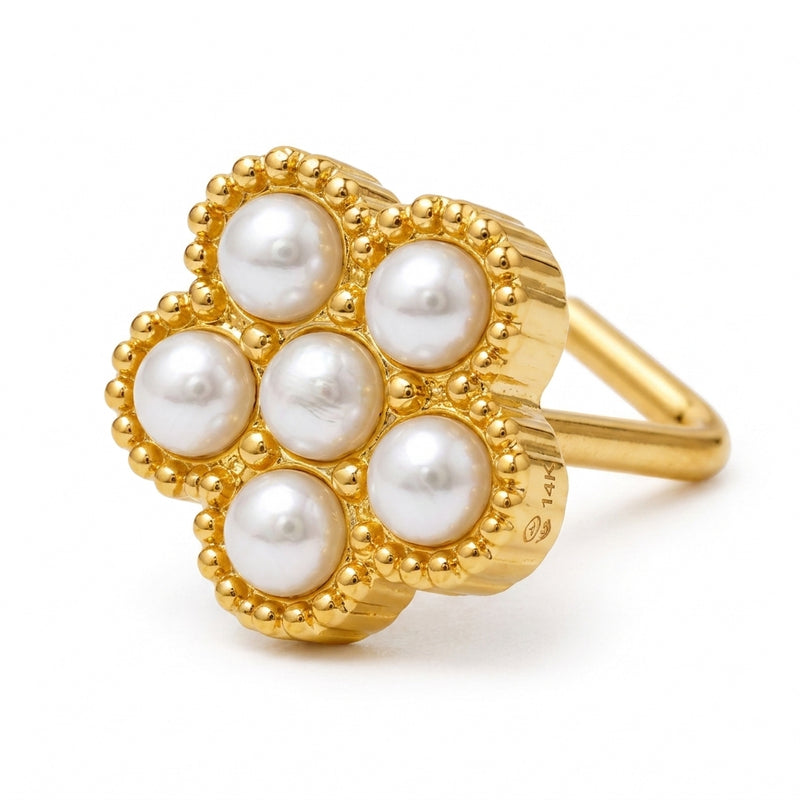 Clou en L dore fleur 7 micro-perles blanches monture milgrain 14K — macro fond blanc