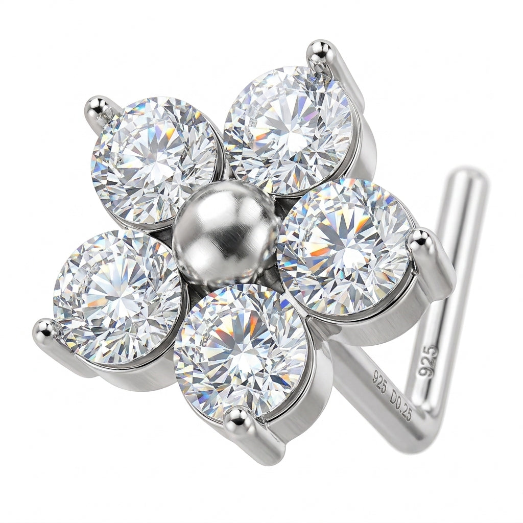 Clou en L argente fleur 4 grands petales zircons argent 925 — macro fond blanc