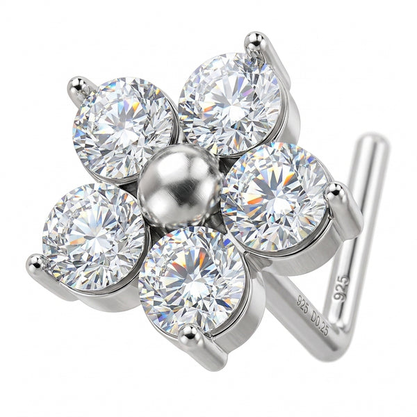 Clou en L argente fleur 4 grands petales zircons argent 925 — macro fond blanc