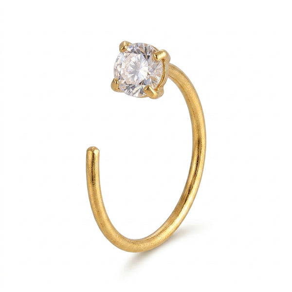 Anneau narine dore zircon solitaire serti 4 griffes — fond blanc