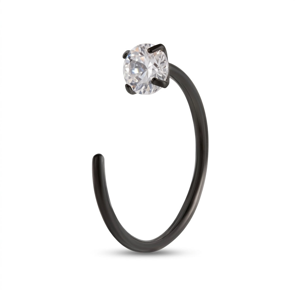 Anneau narine noir PVD zircon solitaire serti griffes — fond blanc