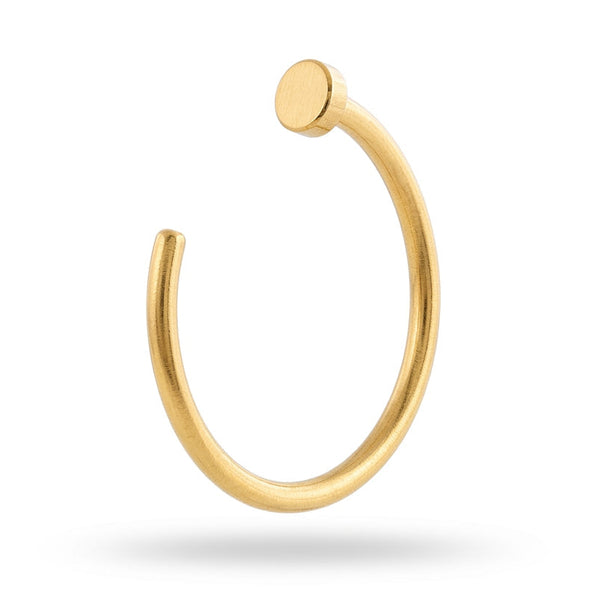 Anneau narine ouvert dore stopper plat — fond blanc