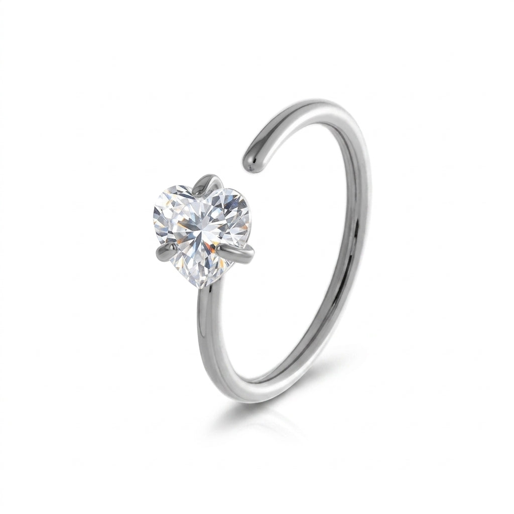 Piercing narine anneau ouvert argente zircon taille coeur serti griffes — fond blanc
