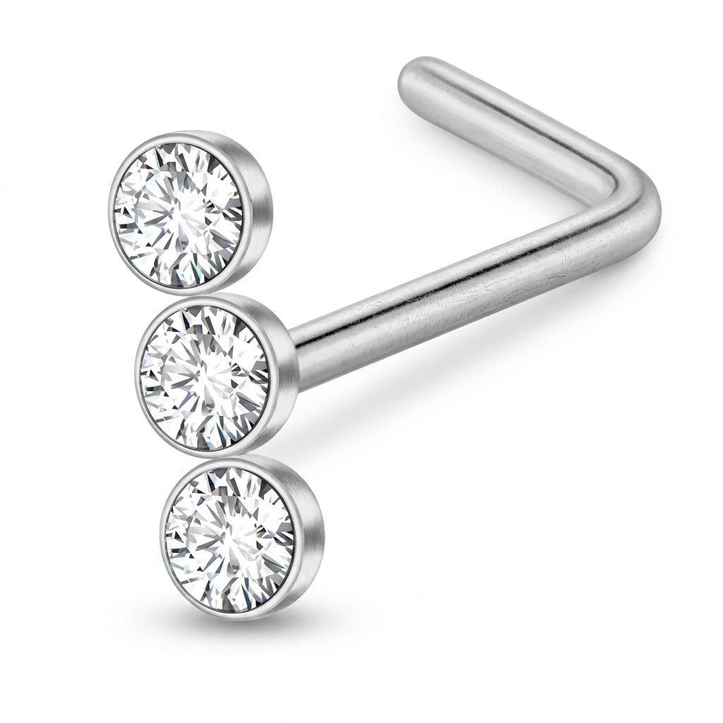Clou en L argente triple zircon rond bezel empiles — fond blanc