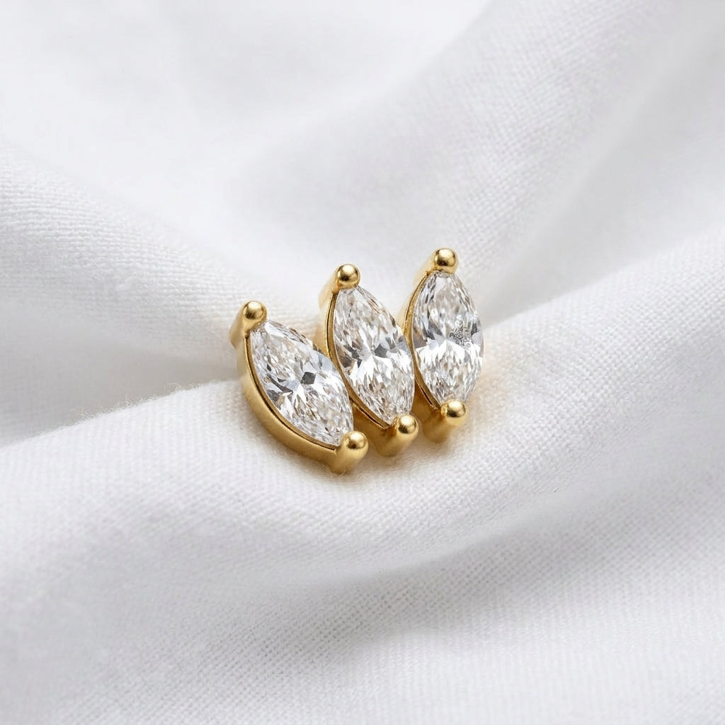 Clou en L dore couronne zircon marquise — pose sur tissu blanc