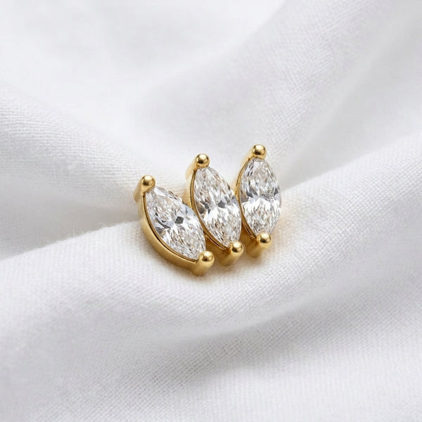Clou en L dore couronne zircon marquise — pose sur tissu blanc