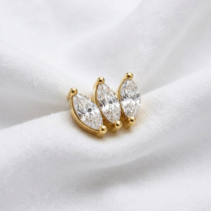 Clou en L dore couronne zircon marquise — pose sur tissu blanc