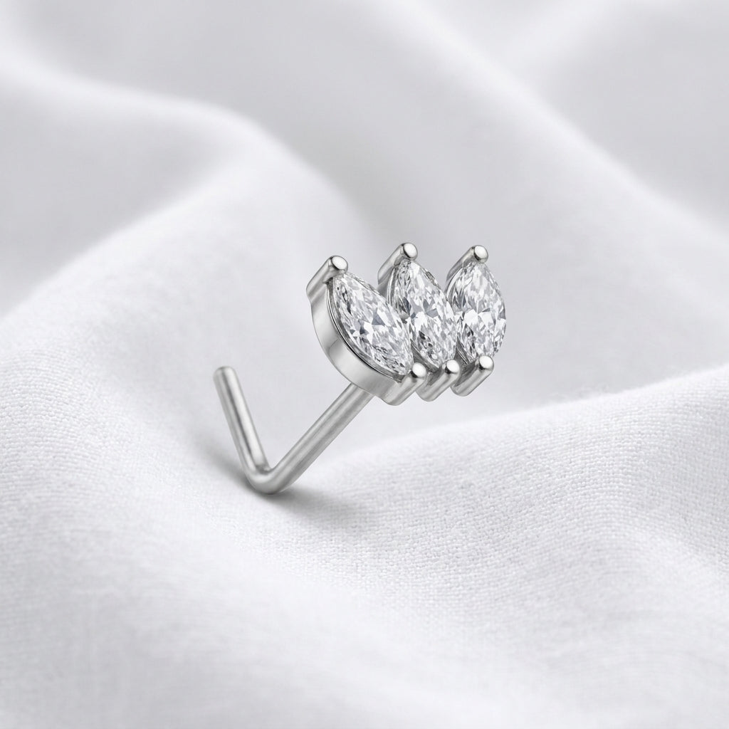 Clou en L argente couronne zircon marquise — pose sur tissu blanc