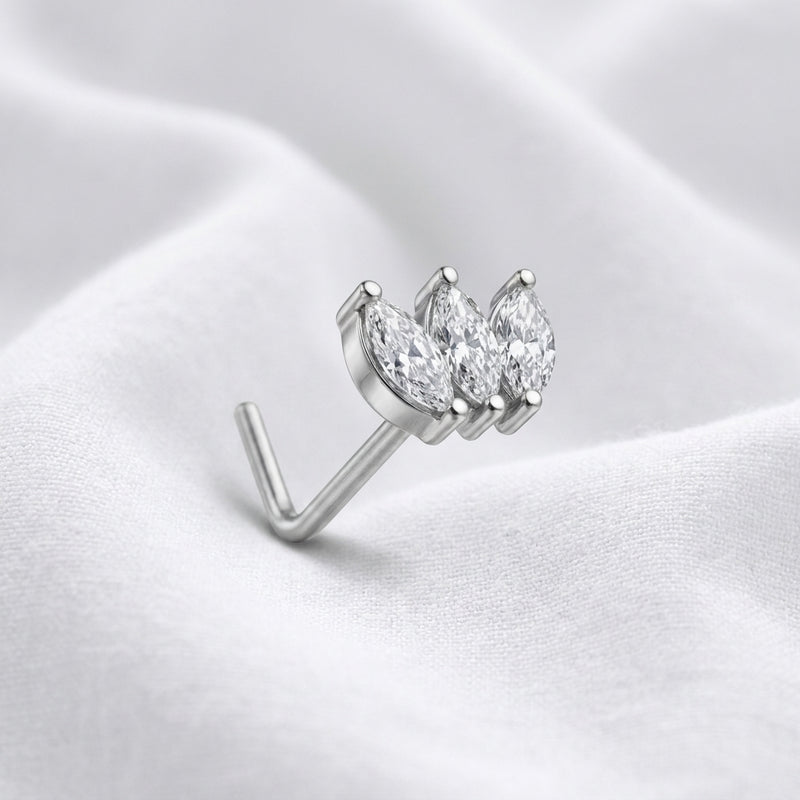 Clou en L argente couronne zircon marquise — pose sur tissu blanc