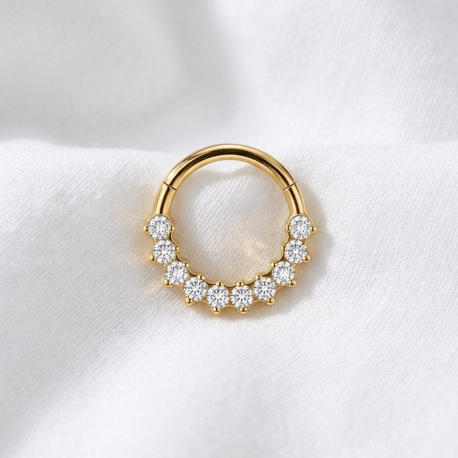 Anneau clicker dore 11 zircons blancs arc — pose sur tissu blanc