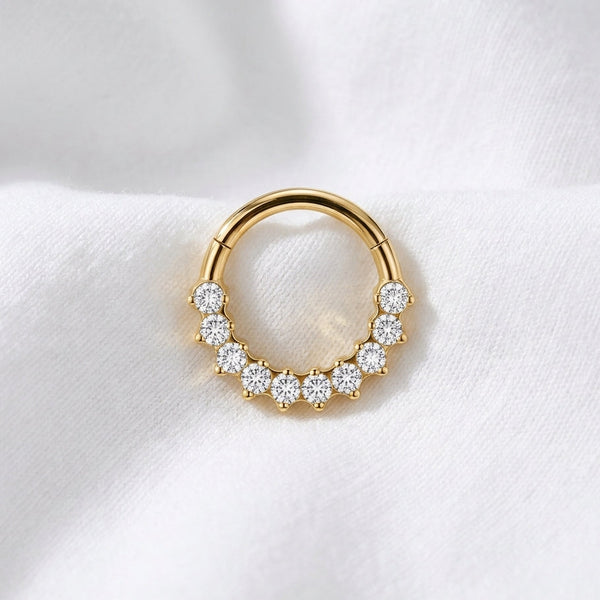 Anneau clicker dore 11 zircons blancs arc — pose sur tissu blanc