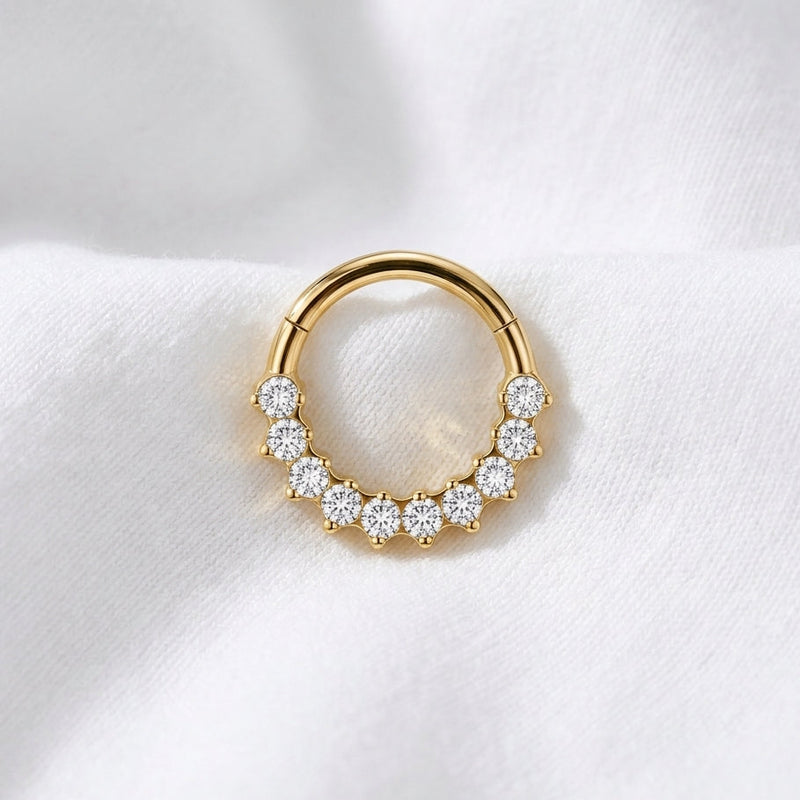 Anneau clicker dore 11 zircons blancs arc — pose sur tissu blanc