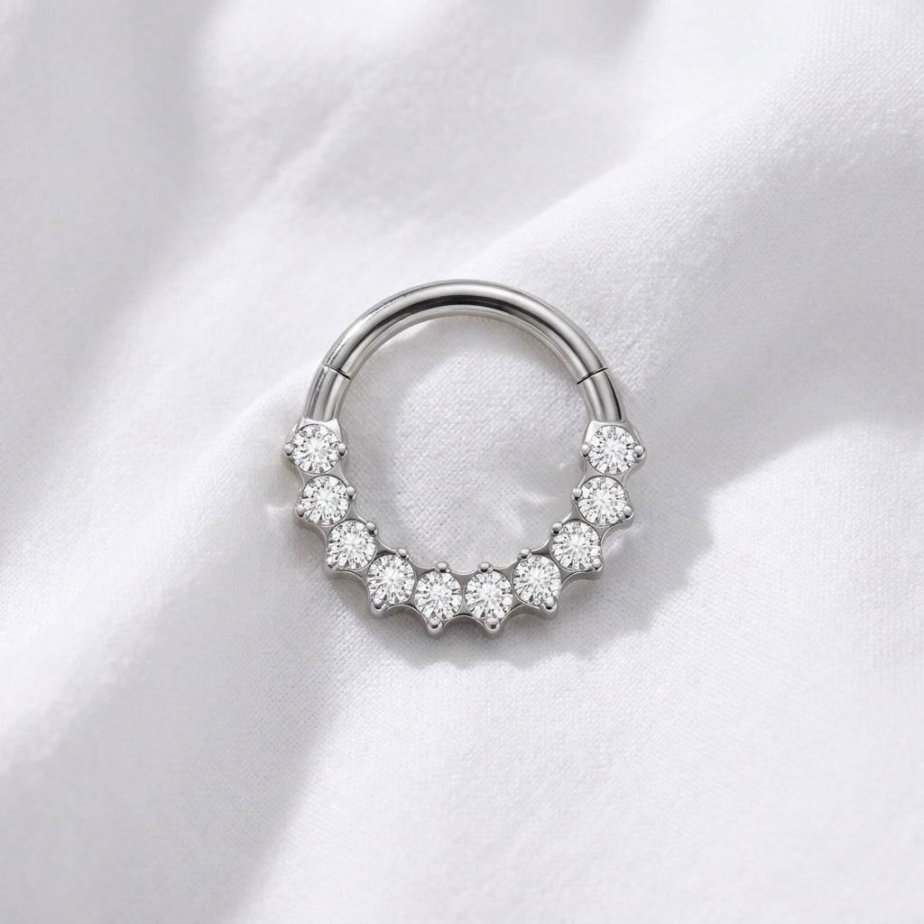 Anneau clicker argente 11 zircons blancs arc — pose sur tissu blanc