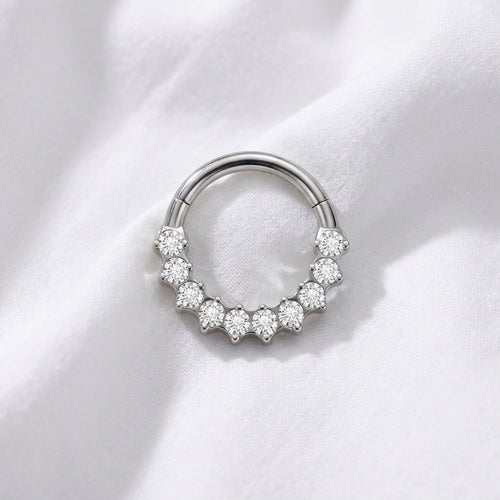 Anneau clicker argente 11 zircons blancs arc — pose sur tissu blanc
