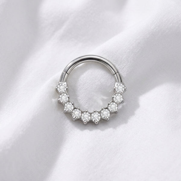 Anneau clicker argente 11 zircons blancs arc — pose sur tissu blanc