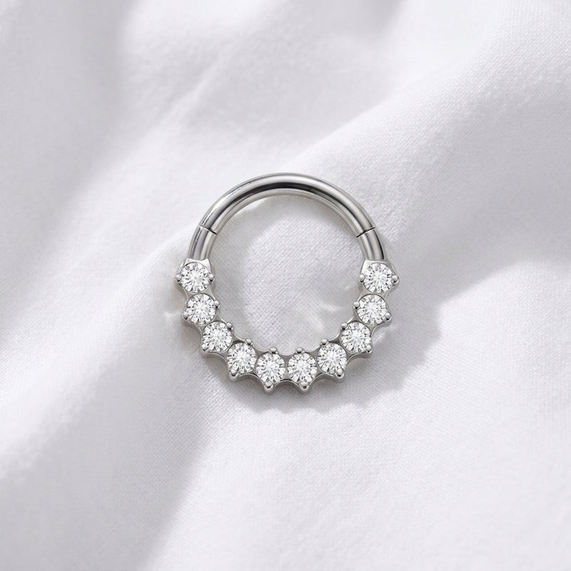 Anneau clicker argente 11 zircons blancs arc — pose sur tissu blanc