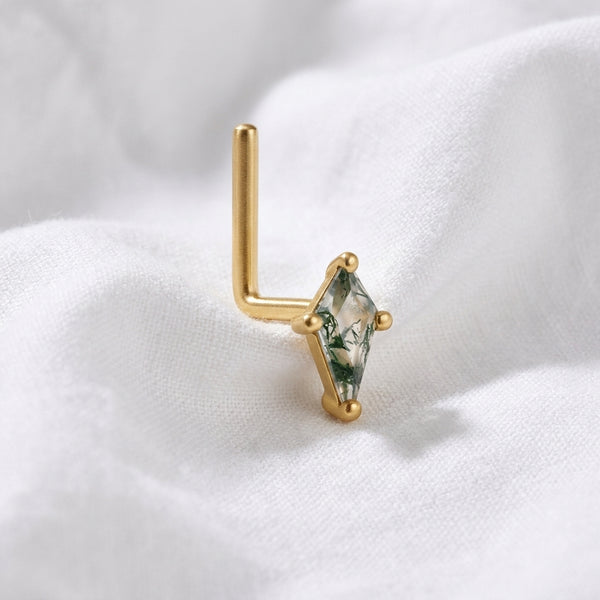 Clou en L dore agate mousse kite — pose sur tissu blanc