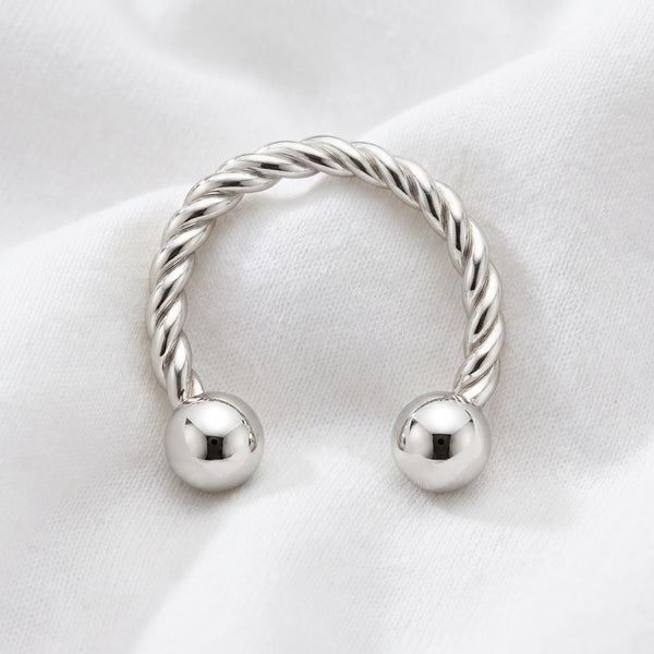 Fer a cheval argente torsade 2 boules — pose tissu blanc