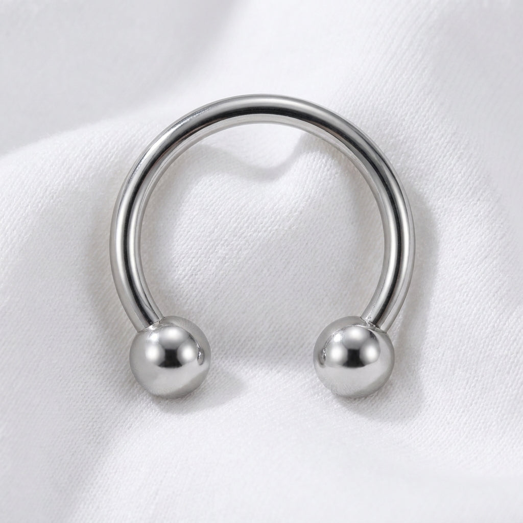 Fer a cheval septum argente 2 boules lisses — macro pose tissu blanc