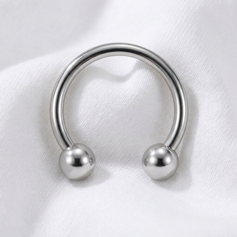 Fer a cheval septum argente 2 boules lisses — macro pose tissu blanc