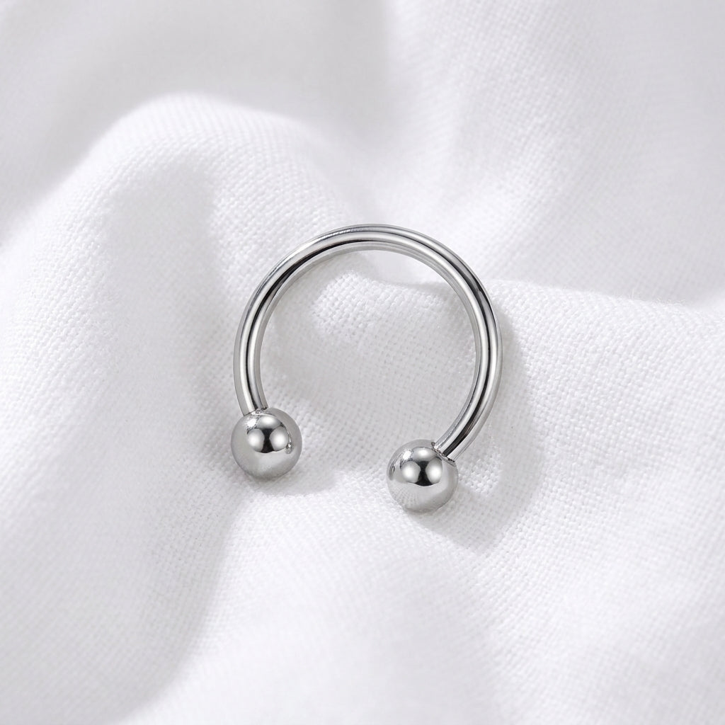 Fer a cheval septum argente 2 boules lisses — macro pose tissu blanc incline