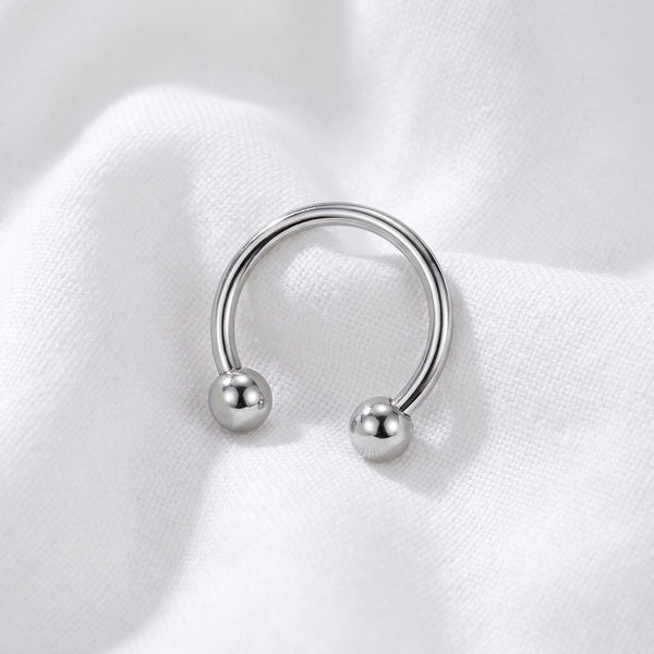 Fer a cheval septum argente 2 boules lisses — macro pose tissu blanc incline